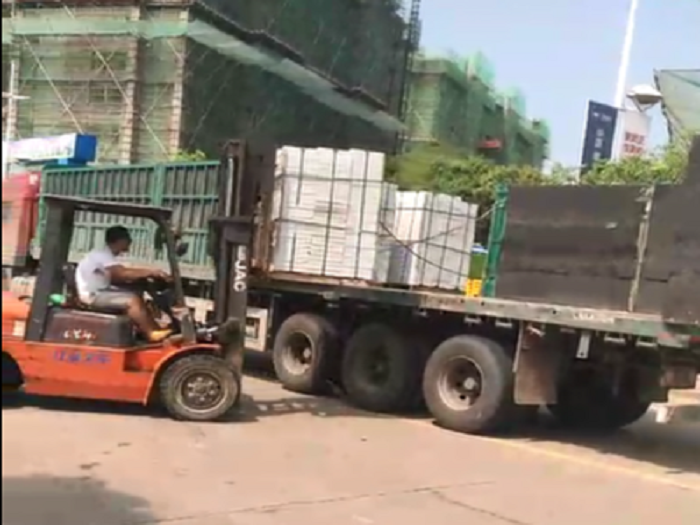 工程現(xiàn)場(chǎng)下貨中